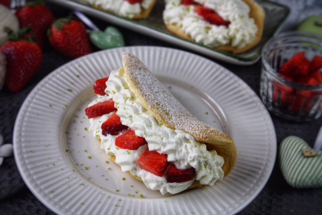 Biskuit-Omelette mit Erdbeeren - Genusswerke