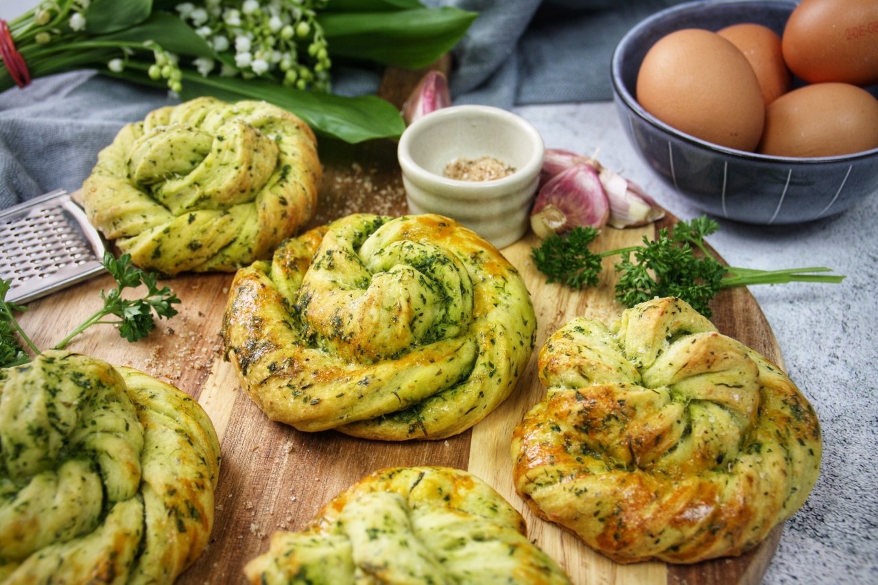 Herzhafte Hefeknoten mit Kräutern - Genusswerke Herzhafte Hefeknoten mit Kräutern - Genusswerke