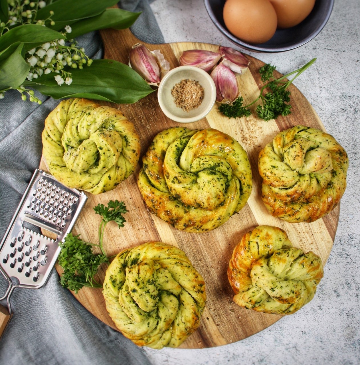 Herzhafte Hefeknoten mit Kräutern - Genusswerke Herzhafte Hefeknoten mit Kräutern - Genusswerke