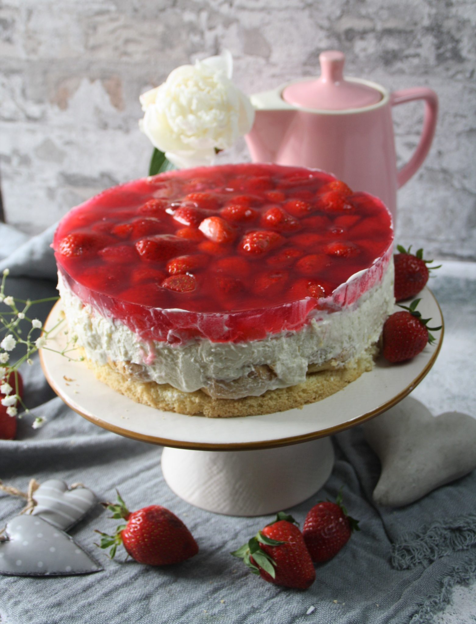 Windbeutel-Torte mit Erdbeeren - Genusswerke Windbeutel-Torte mit Erdbeeren - Genusswerke