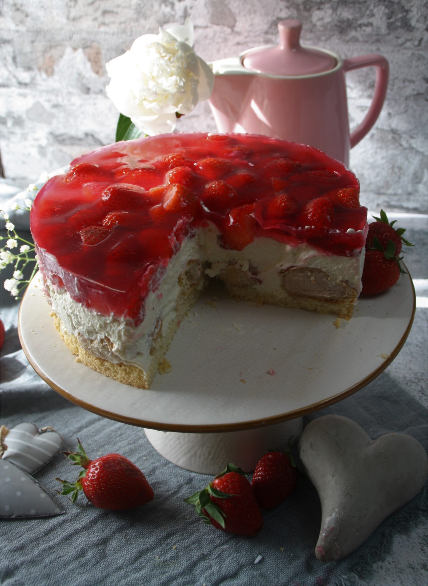 Windbeutel-Torte mit Erdbeeren - Genusswerke Windbeutel-Torte mit Erdbeeren - Genusswerke
