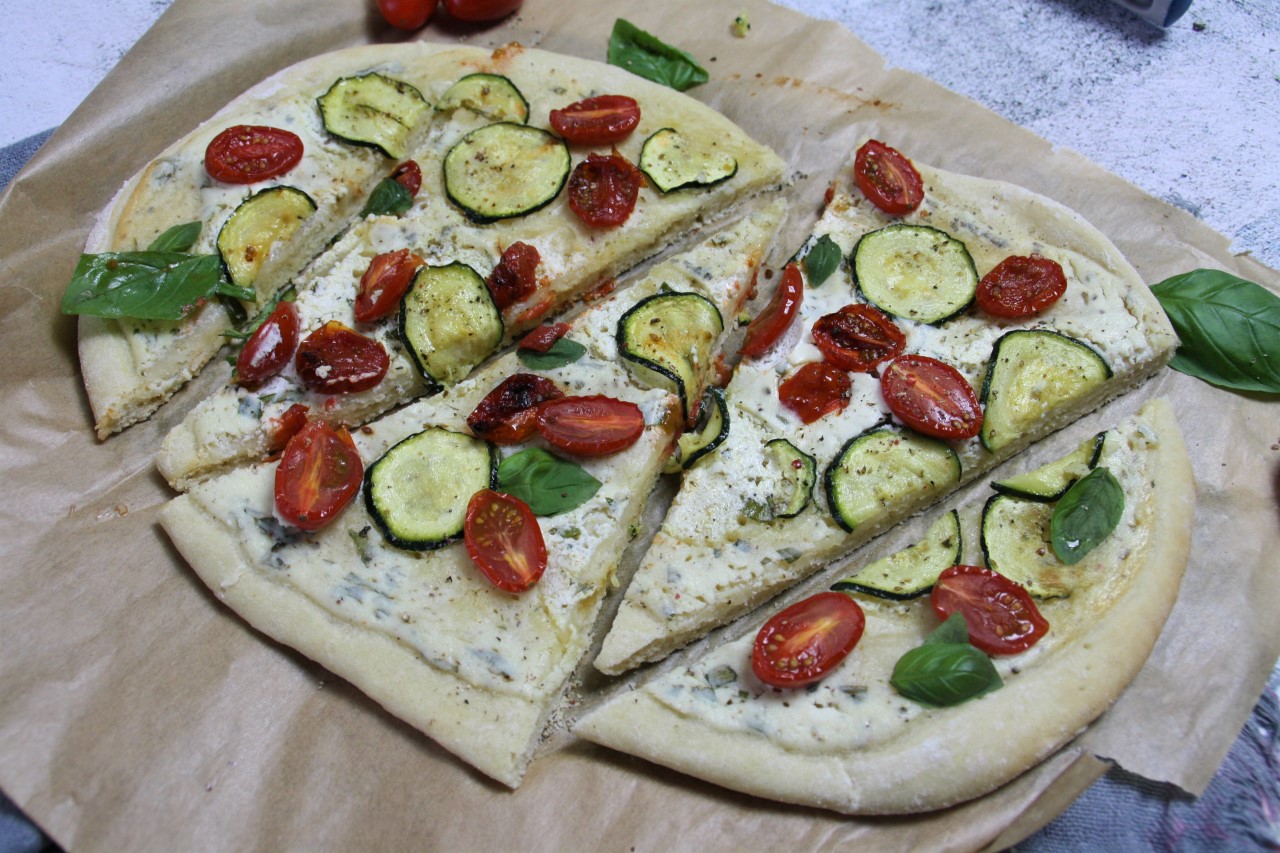 Fladenbrot mit Ricotta, Zucchini und Kräutern - Genusswerke