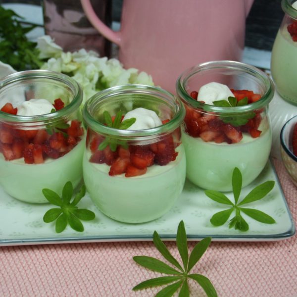 Waldmeister-Creme mit frischen Erdbeeren - Genusswerke