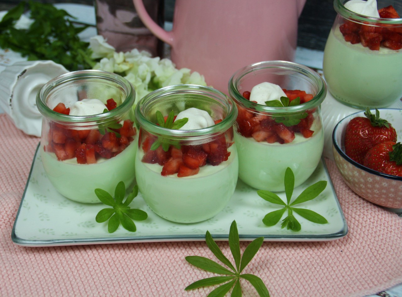 Waldmeister-Creme mit frischen Erdbeeren - Genusswerke
