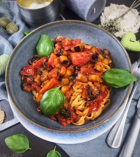 Bandnudeln mit Auberginen-Zucchini-Sauce - Genusswerke