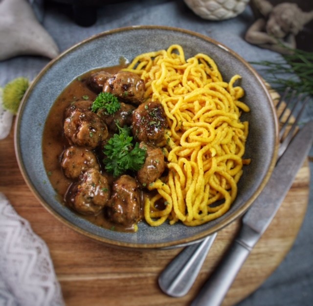 Hackbällchen in Rahmsauce und Spätzle - Genusswerke