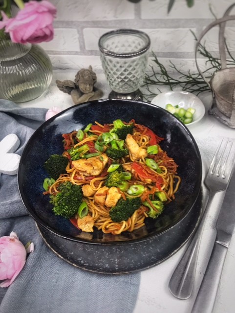 Gebratene Mie-Nudeln mit Brokkoli, Paprika und Pute - Genusswerke