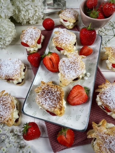 Blätterteig-Erdbeeren mit Sahne und frischen Erdbeeren - Genusswerke