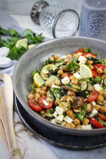 Sommerlicher Salat mit Zucchini und Kichererbsen - Genusswerke