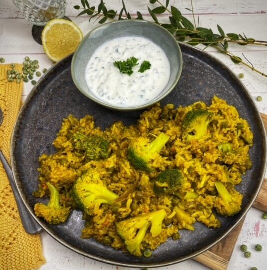 Vegetarisches Biryani mit Schmandcreme - Genusswerke