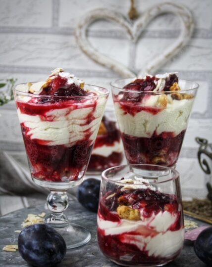 Pflaumen-Trifle mit karamelisierten Pflaumen und Mascarpone-Creme ...