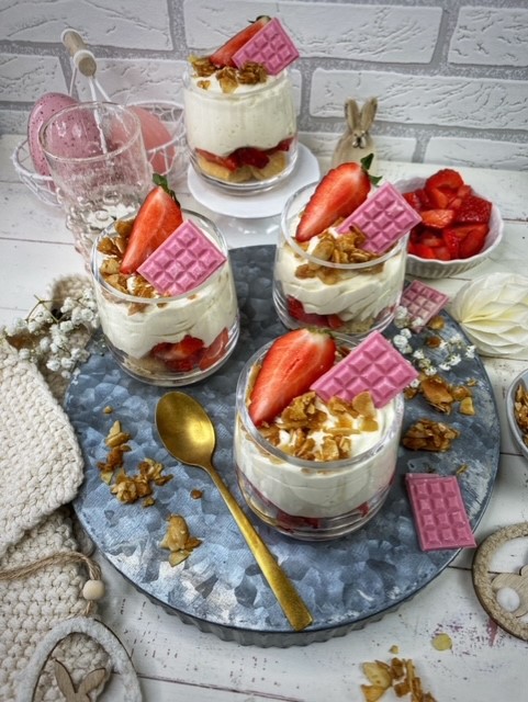 Bienenstichcreme mit Erdbeeren - Genusswerke