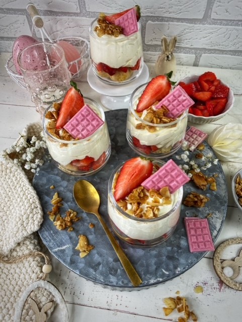 Bienenstichcreme mit Erdbeeren - Genusswerke