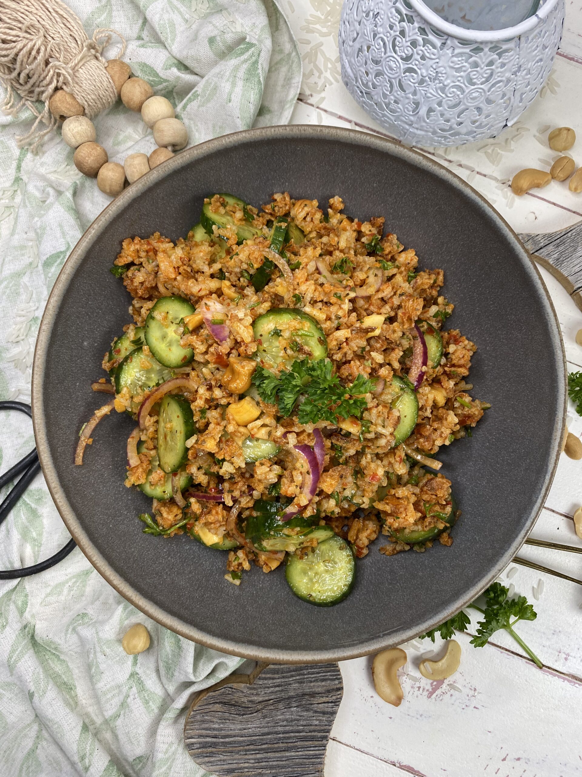 Knuspriger Reissalat mit Gurken und Kräutern - Genusswerke