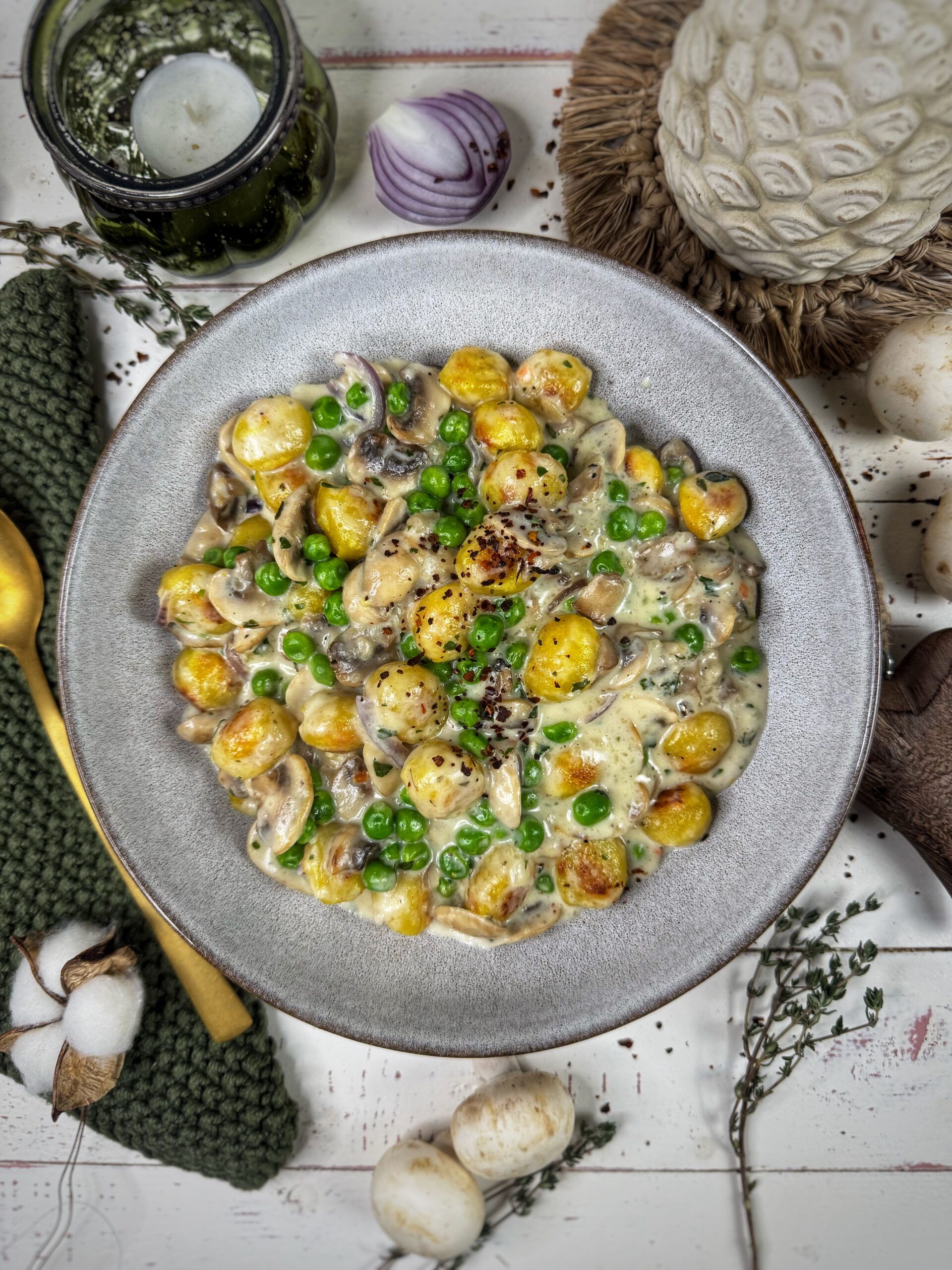 Gnocchipfanne mit Erbsen und Champignons - Genusswerke Gnocchipfanne mit Erbsen und Champignons - Genusswerke