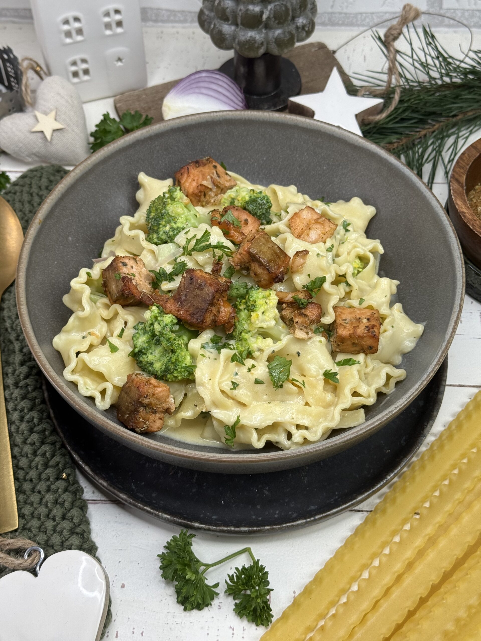 Gebratener Lachs und Brokkoli Pasta „Alfredo“ - Genusswerke