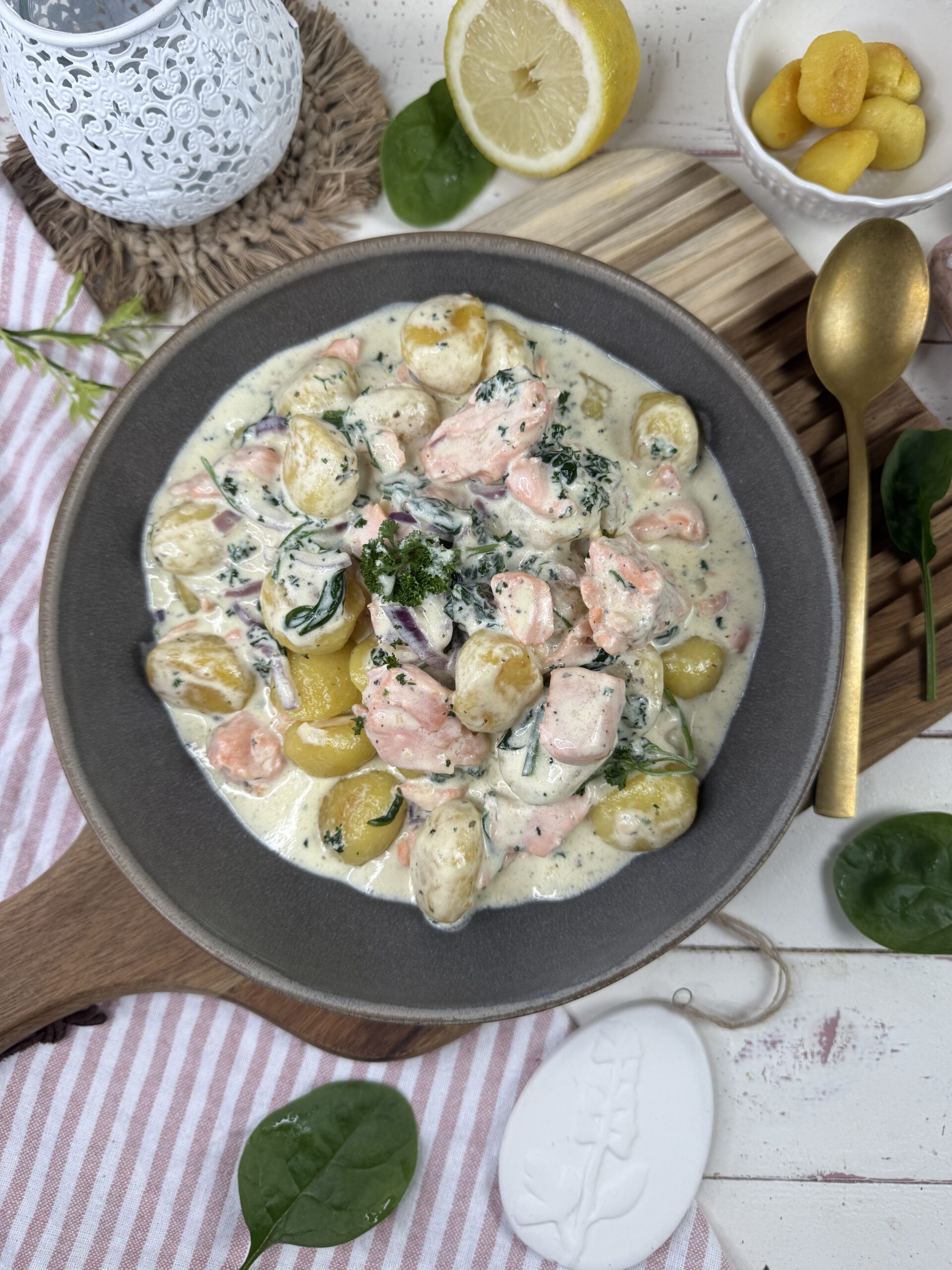 Gnocchipfanne mit Lachs und Spinat in Frischkäsesauce - Genusswerke Gnocchipfanne mit Lachs und Spinat in Frischkäsesauce - Genusswerke